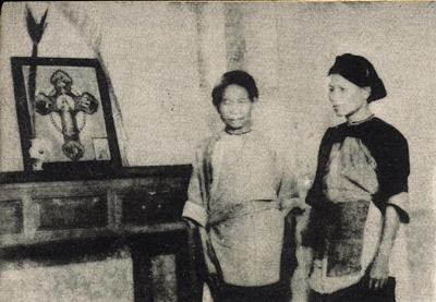 日治時期萬丹部落的這個平埔族家庭信奉天主教，在正廳供奉聖母像。
