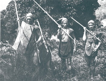 手持弓箭、長鎗、魚叉、盾牌的鄒族獵人。明治33年（1900年）人類學者鳥居龍藏拍攝。（順益臺灣原住民博物館提供）