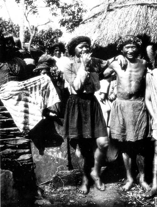 日治初期人類學者鳥居龍藏拍攝的排灣族人。（順益臺灣原住民博物館提供）