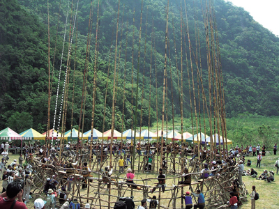 排灣族士?部落「五年祭」的重頭戲－刺球儀式現場。（莎伊維克．給沙沙提供）