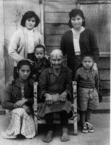 民國46年本文作者田貴實（賽德克族，右一穿球鞋者）當年6歲，與祖母及家人的合影，拍攝地點為撒固兒（Sakol）部落月見寮聚會所。（田貴實提供）