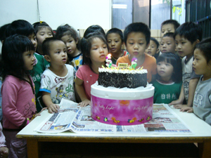 孩子們在家裡少有機會吃到蛋糕，老師們想盡辦法為孩子們慶生。