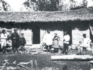 鳥居龍藏於1897年在臺北地區拍攝的平埔族居家生活。（順益臺灣原住民博物館提供）