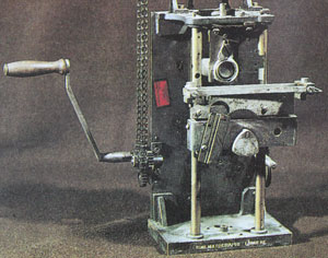 法國照相業者路易．盧米埃所發明的電影機。（智慧藏資料室）