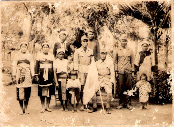 照片中坐著為阿美族戰士王賢利，攝於昭和19年（1944年）臺東縣都蘭村。