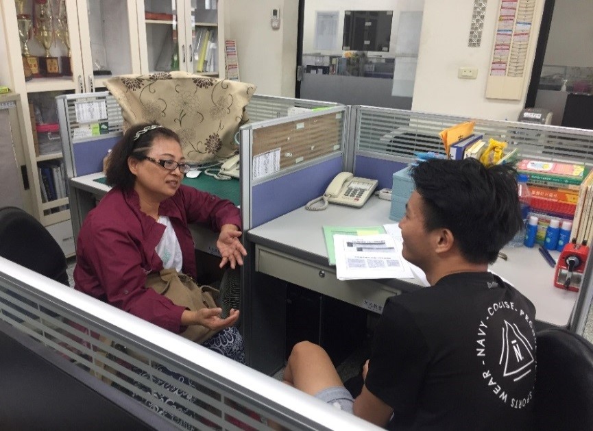  圖2：作者與臺南市文化健康站照顧服務員接觸，討論都市原住民照護體系問題。（資料來源：朱原慶提供。）