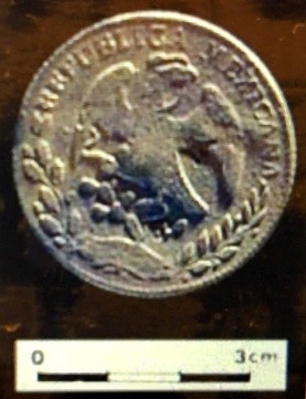 圖13：墨西哥共和國8Real銀幣（銀幣正面為象徵墨西哥建國之「展翅雄鷹」國徽,邊緣銘文：「REPUBLICA MEXICANA」（資料來源：盧泰康，2015：188圖69）