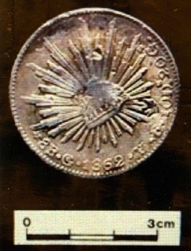 圖14：墨西哥共和國8Real銀幣（銀幣背面可見「旲」戳印符號。背面中央錐狀「自由之帽」，內有銘文LIBER（IAD），四周散放32條長短不一的光柱，邊緣銘文：「☆8R‧G‧1862‧Y‧E‧10Ds‧.20Gs」，鑄造年分前之「G」字，顯示其為瓜納華托（Guanajuato）鑄幣廠所製，年分之後的四組字母，為批號確認標示（資料來源：盧泰康，2015：188圖70）