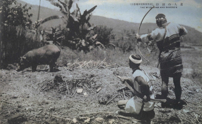 獵豬的泰雅族原民，約攝於1920年代。（提供／智慧藏資料室）