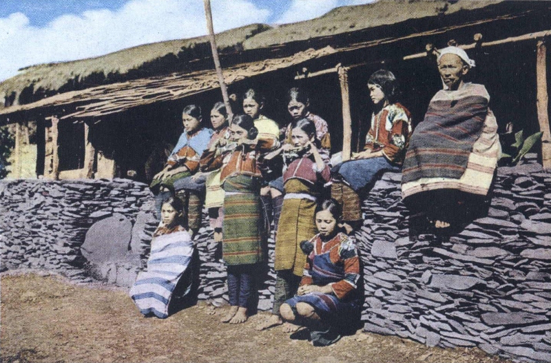 在矮牆上吹奏Robo（口琴）的泰雅族少女們，約攝於1930年代。（提供／智慧藏資料室）