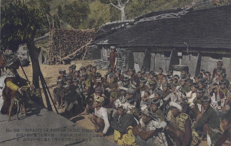 聚集在頭目面前的排灣族原住民們，約攝於1920年代。（提供／智慧藏資料室）