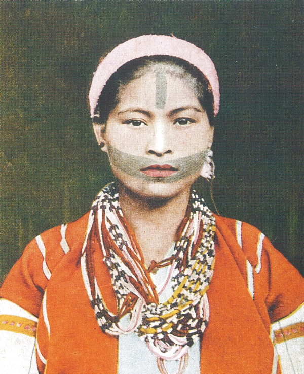 紋面的泰雅族太魯閣群婦人，約攝於1920年代。（智慧藏資料室）