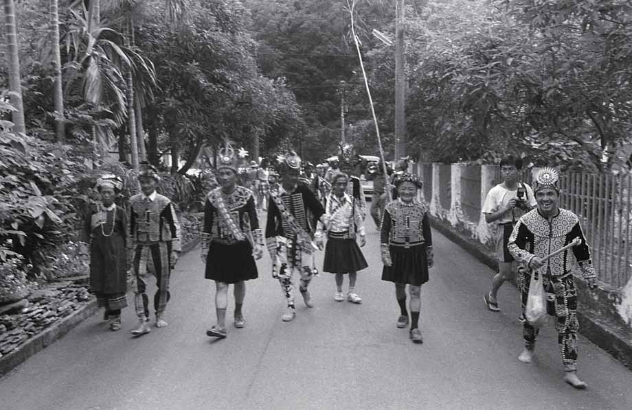 結盟的主人賓拉流與擦克樂夫婦穿魯凱盛裝參與結盟公開儀式。（1992年8月，攝於新好茶）