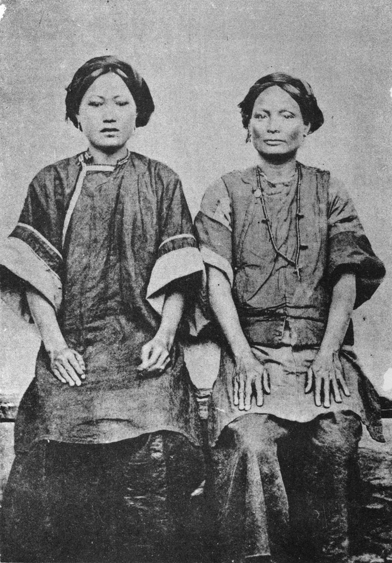 平埔族少女與她的母親。